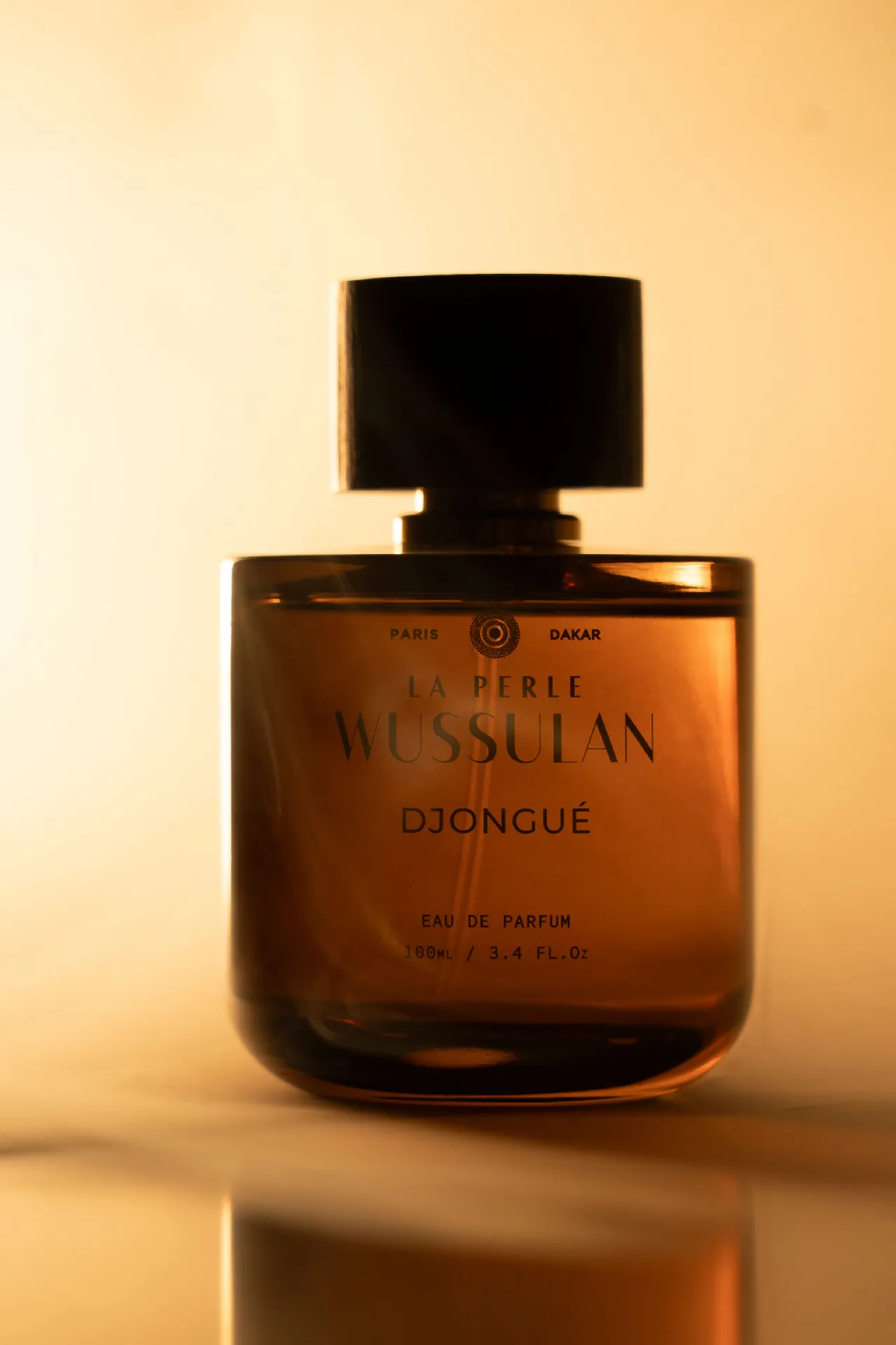 Flacon du parfum Djongué dans une lumière dorée